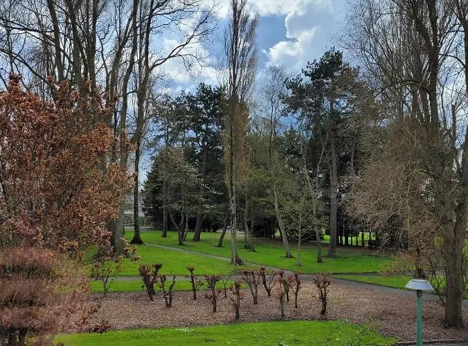 Cosy One-bedroom In * デ ハーン